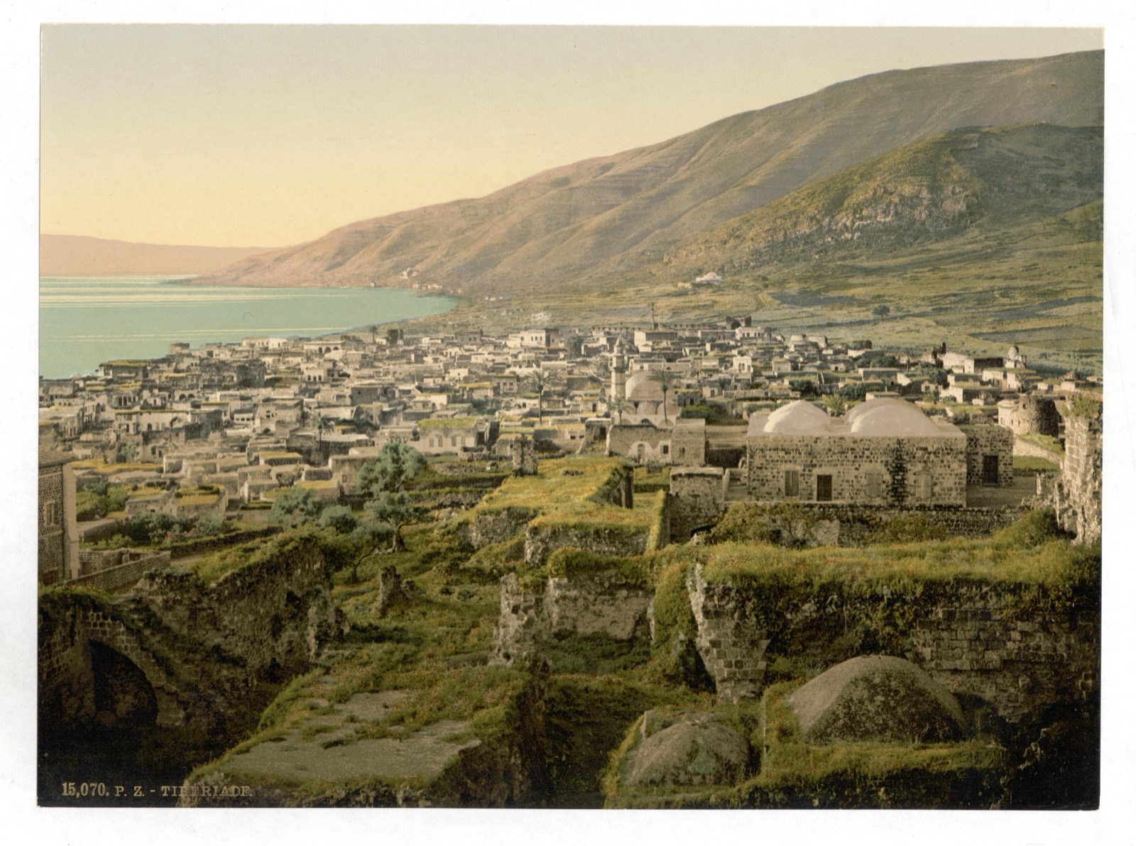Тивериада с её крепости, за ней — море Галилейское и холмы, ок. 1890–1900 гг.
