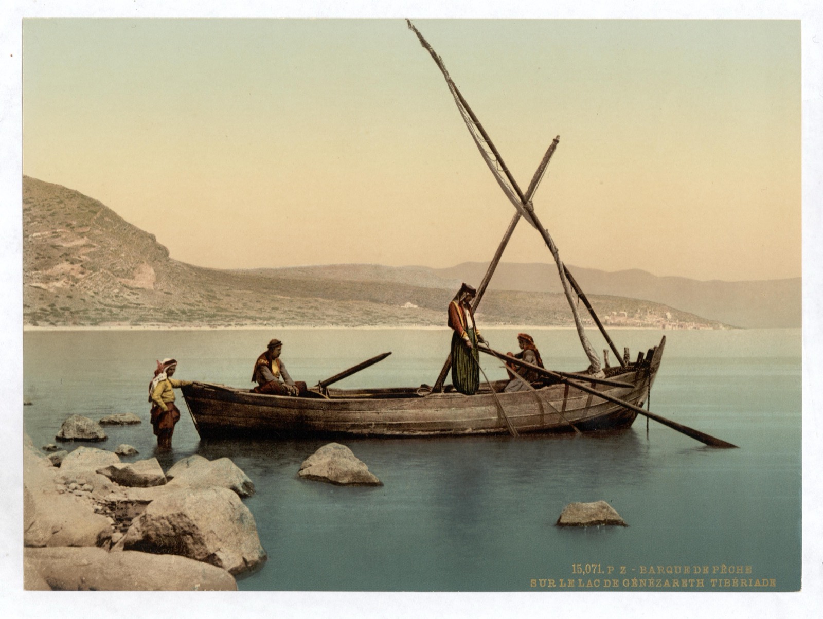 Рыбацкая лодка с рыбаками на море Галилейском у Тивериады, ок. 1890–1900 гг.